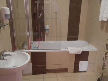 Фото номера Двухместный номер с 1 кроватью и собственной ванной комнатой Отель Hotel Rytwiany г. Rytwiany 7